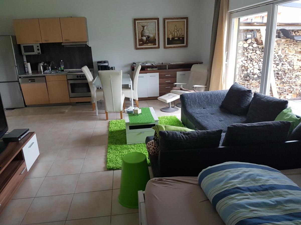 Ebenerdig Mit Terrasse & Garten, Wlan & Parkplatz! Self Check-In & Check-Out! Schwedenofen! Apartment Auggen Exterior photo